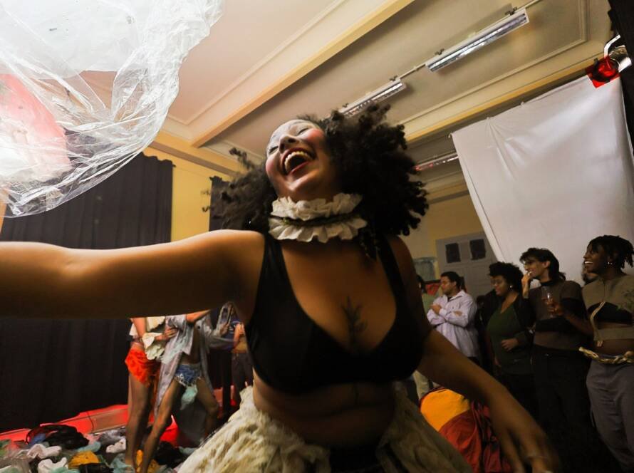 Experimento III do grupo N8 Azul, do segundo semestre de 2025, na SP Escola de Teatro. | Foto: Clara Silva.