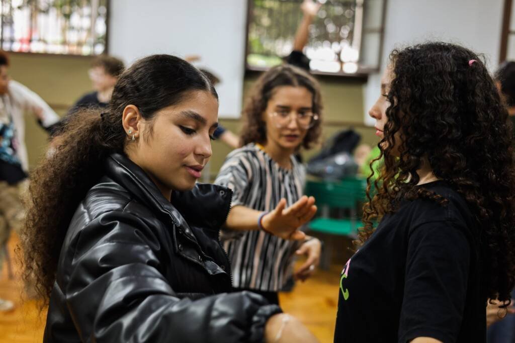 Oficina de Teatro na E. E. Caetano de Campos, a partir da contrapartida dos alunos bolsistas do Programa Oportunidades. (28/05/2025). | Foto: Clara Silva.