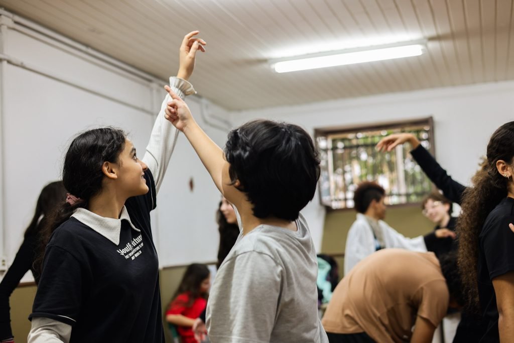 Oficina de Teatro na E. E. Caetano de Campos, a partir da contrapartida dos alunos bolsistas do Programa Oportunidades. (28/05/2025). | Foto: Clara Silva.