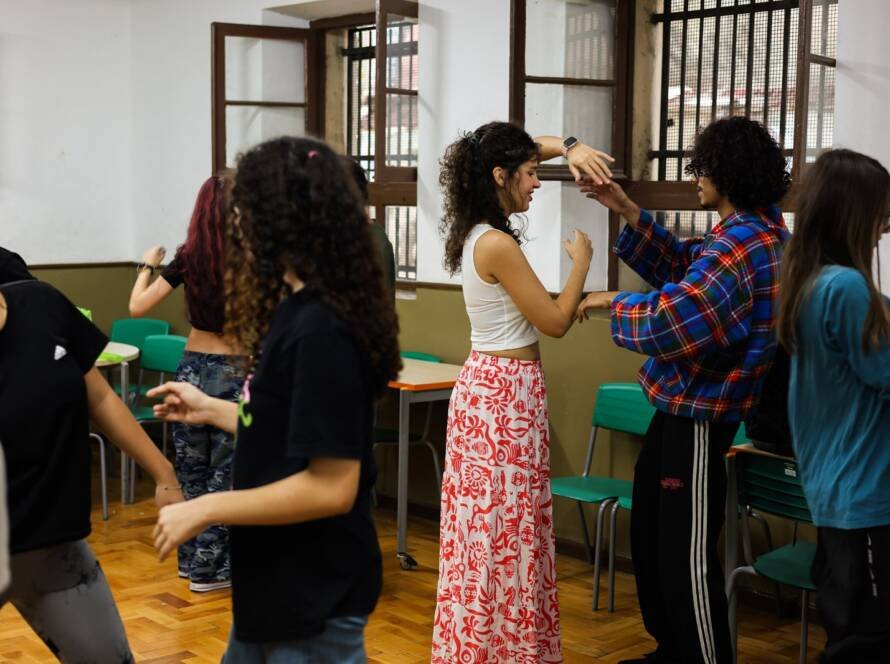 Oficina de Teatro na E. E. Caetano de Campos, a partir da contrapartida dos alunos bolsistas do Programa Oportunidades. (28/05/2025). | Foto: Clara Silva.