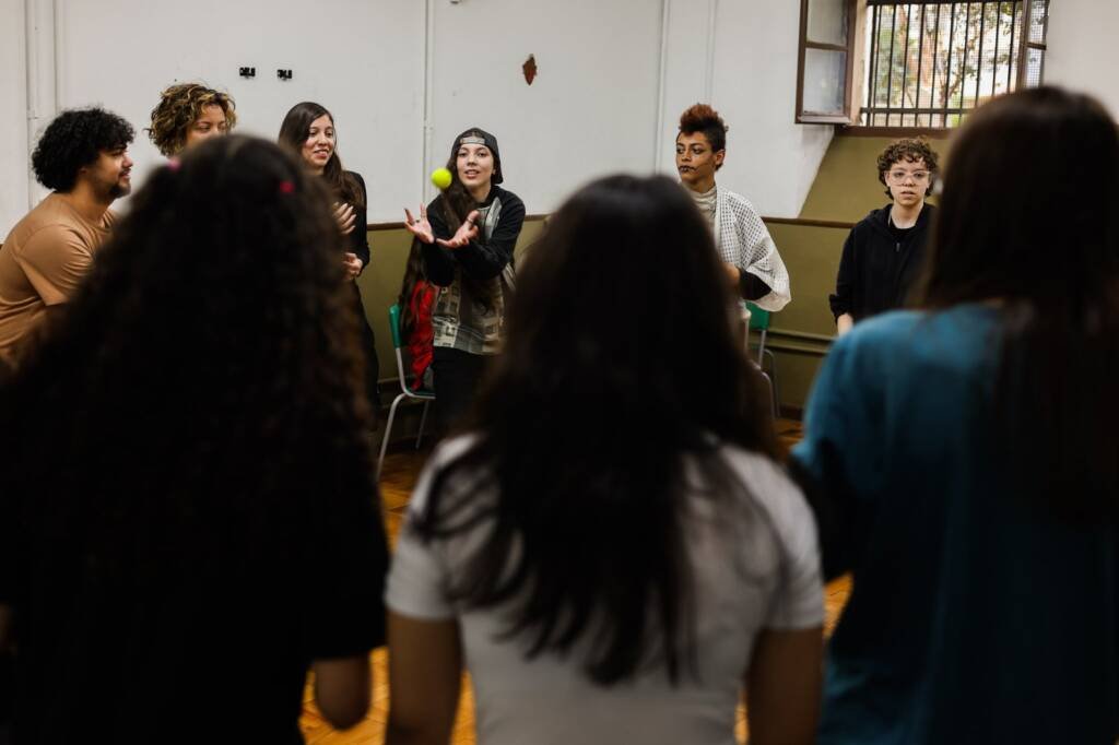 Oficina de Teatro na E. E. Caetano de Campos, a partir da contrapartida dos alunos bolsistas do Programa Oportunidades. (28/05/2025). | Foto: Clara Silva.