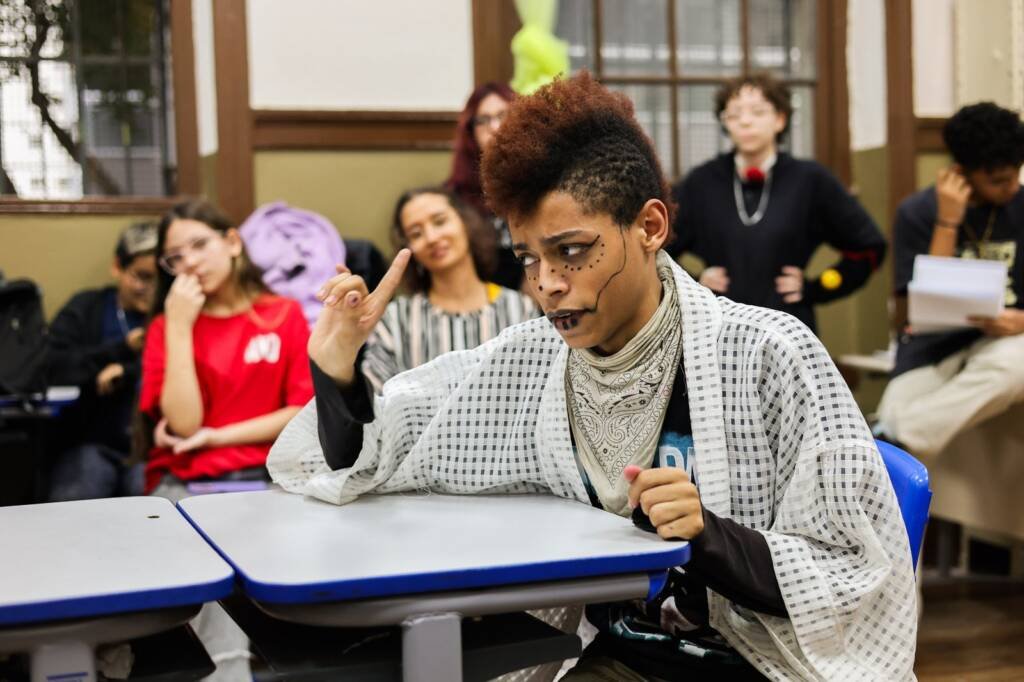 Oficina de Teatro na E. E. Caetano de Campos, a partir da contrapartida dos alunos bolsistas do Programa Oportunidades. (28/05/2025). | Foto: Clara Silva.