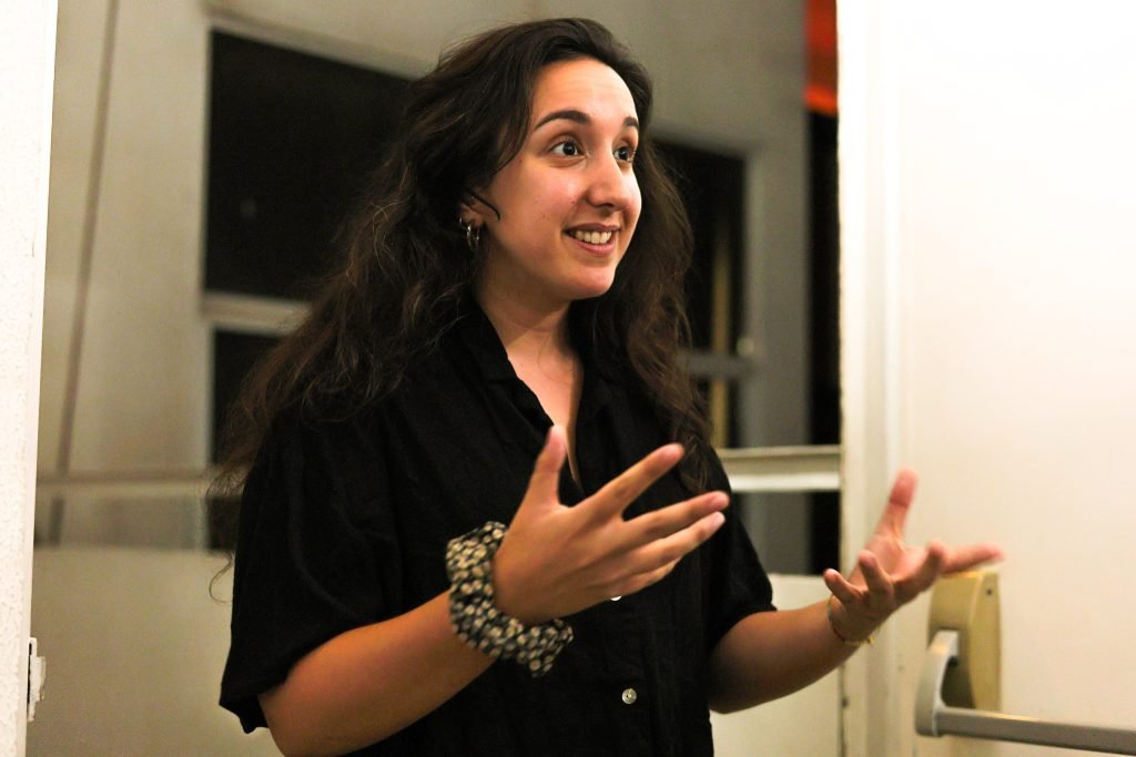Apresentação na aula final do curso “Processos Criativos: A Prática como Método de Investigação” com Laura Morais da Silva, na sede Roosevelt da SP Escola de Teatro. (04/06/2025) | Foto: Clara Silva.