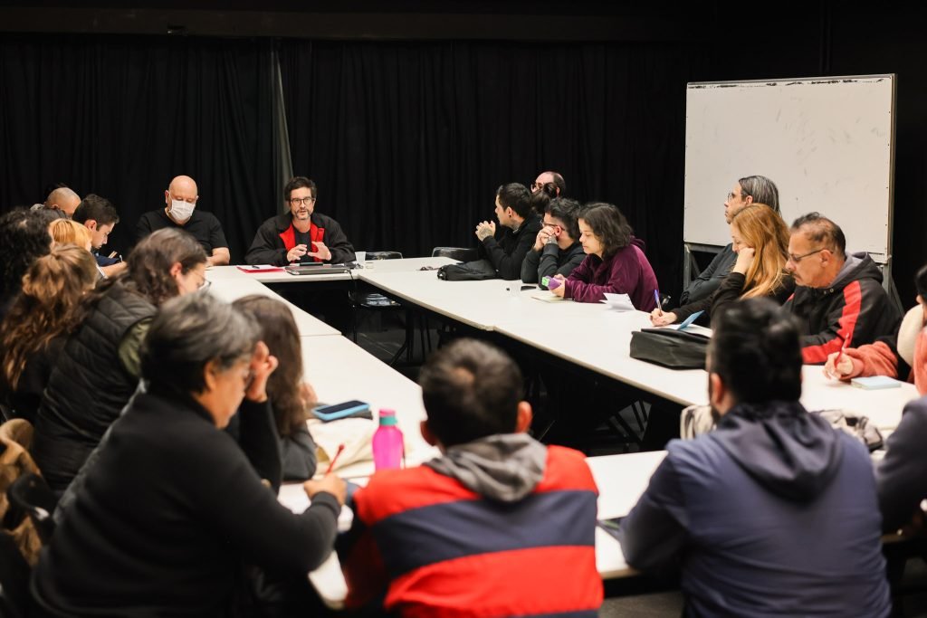 Curso “Antidramáticas – Radicalizações na dramaturgia contemporânea” com Gabriel Alvim, na sede Roosevelt da SP Escola de Teatro. (01/07/2025) | Foto: Clara Silva.