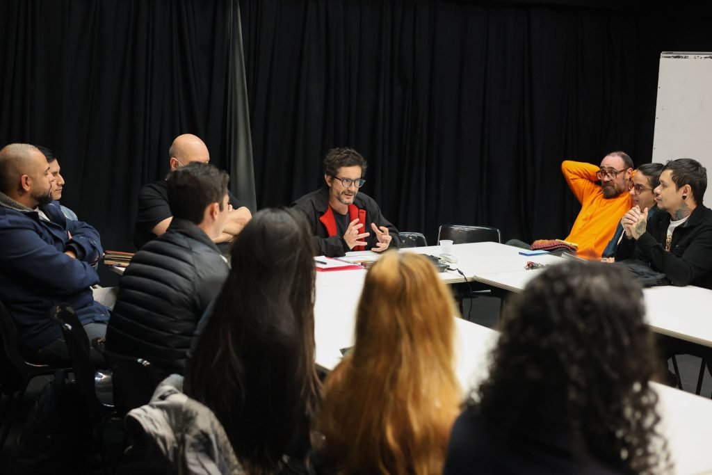 Curso “Antidramáticas – Radicalizações na dramaturgia contemporânea” com Gabriel Alvim, na sede Roosevelt da SP Escola de Teatro. (01/07/2025) | Foto: Clara Silva.