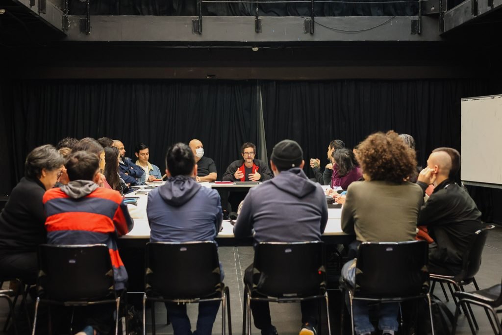 Curso “Antidramáticas – Radicalizações na dramaturgia contemporânea” com Gabriel Alvim, na sede Roosevelt da SP Escola de Teatro. (01/07/2025) | Foto: Clara Silva.