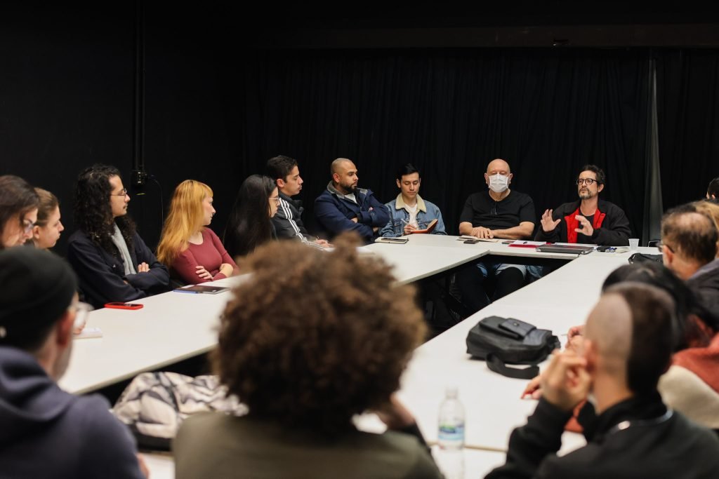 Curso “Antidramáticas – Radicalizações na dramaturgia contemporânea” com Gabriel Alvim, na sede Roosevelt da SP Escola de Teatro. (01/07/2025) | Foto: Clara Silva.