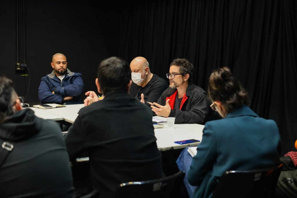 Curso “Antidramáticas – Radicalizações na dramaturgia contemporânea” com Gabriel Alvim, na sede Roosevelt da SP Escola de Teatro. (01/07/2025) | Foto: Clara Silva.