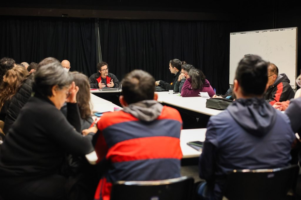 Curso “Antidramáticas – Radicalizações na dramaturgia contemporânea” com Gabriel Alvim, na sede Roosevelt da SP Escola de Teatro. (01/07/2025) | Foto: Clara Silva.