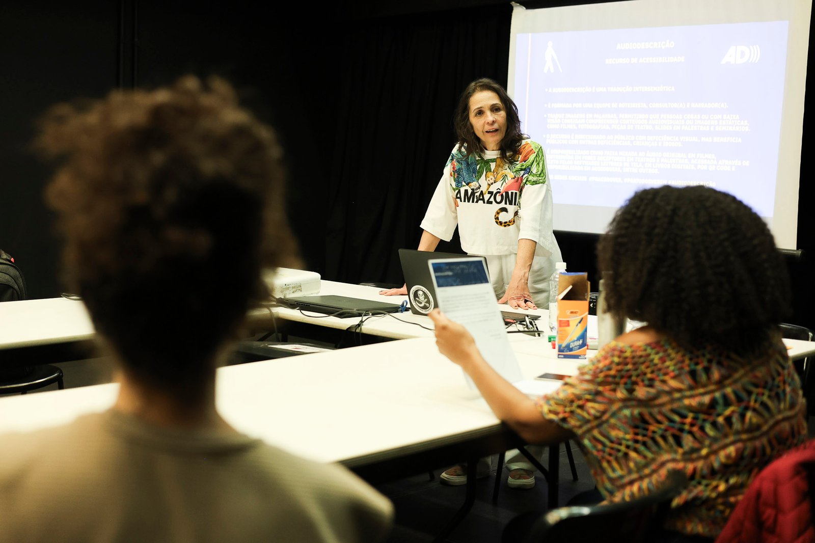 Curso “Acessibilidade e cultura inclusiva” com Adamy, na sede Roosevelt da SP Escola de Teatro. (22/08/2025) | Foto: Clara Silva.