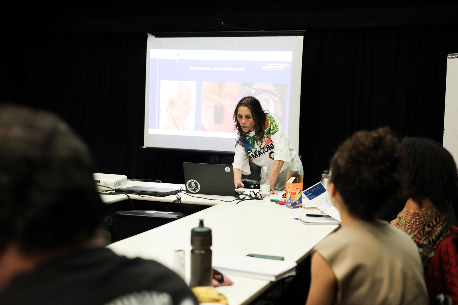 Curso “Acessibilidade e cultura inclusiva” com Adamy, na sede Roosevelt da SP Escola de Teatro. (22/08/2025) | Foto: Clara Silva.