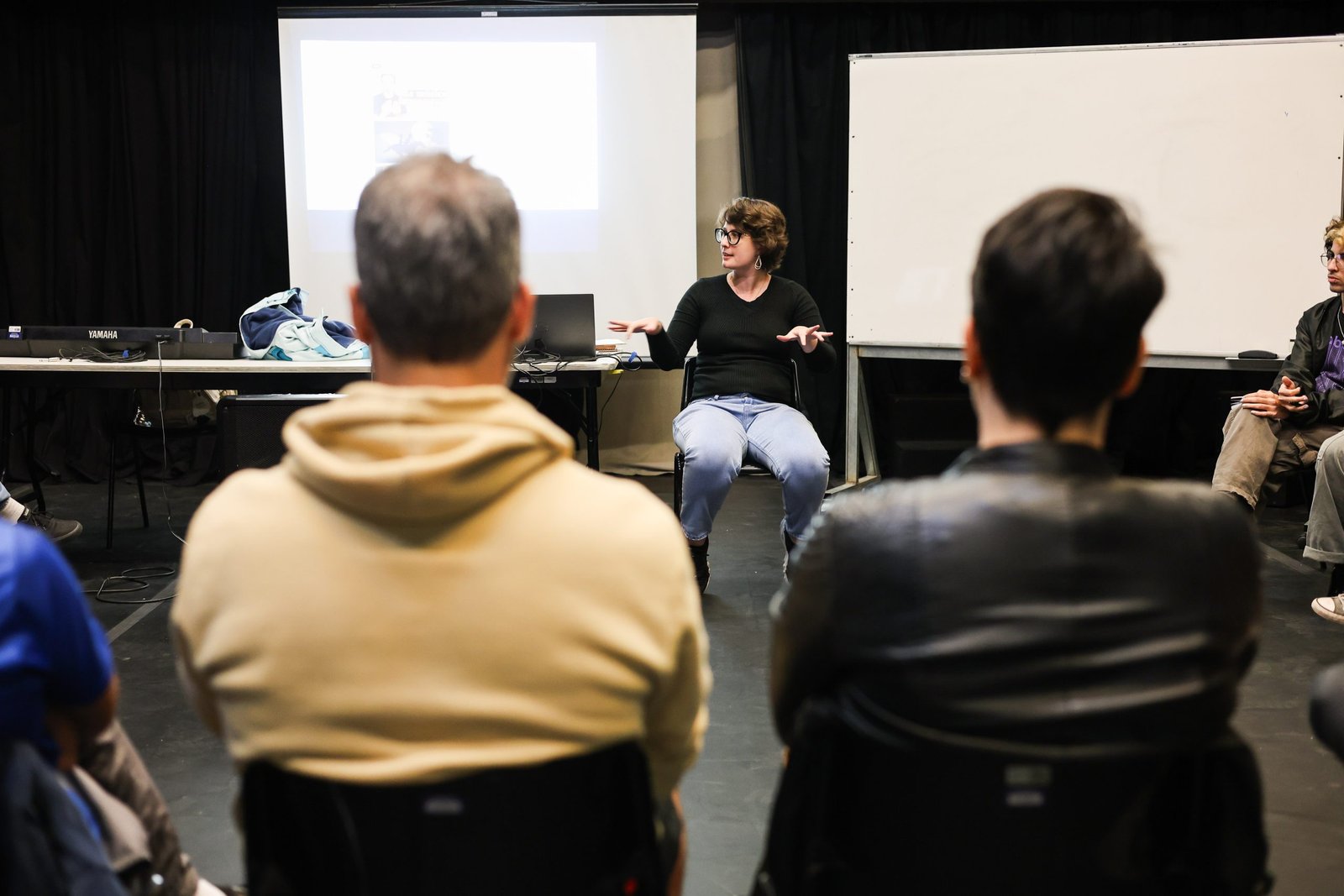 Aula inaugural do curso “Criação de temas para trilha sonora” com Cintia Gasparetto, na sede Roosevelt da SP Escola de Teatro. (25/08/2025) | Foto: Clara Silva.