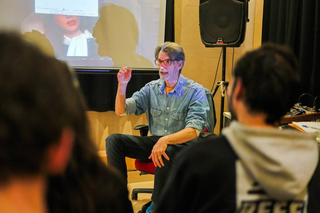 Curso “Iniciação às artes e técnicas de dublagem” com Herbert Richers Jr, na sede Roosevelt da SP Escola de Teatro. (01/08/2025) | Foto: Clara Silva.