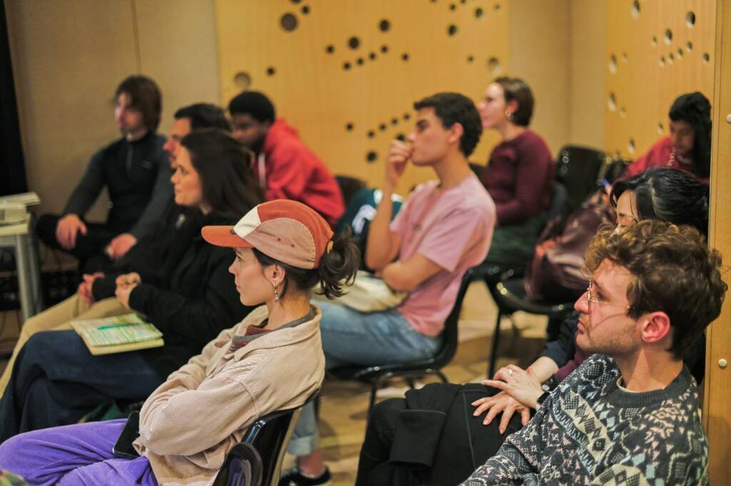 Curso “Iniciação às artes e técnicas de dublagem” com Herbert Richers Jr, na sede Roosevelt da SP Escola de Teatro. (01/08/2025) | Foto: Clara Silva.