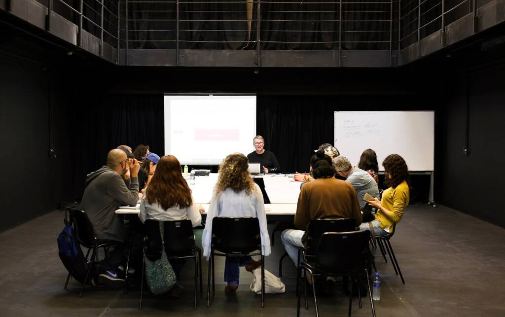 Curso “Introdução ao Teatro Contemporâneo” com Ferdinando Martins, na sede Roosevelt da SP Escola de Teatro. (21/08/2025) | Foto: Clara Silva.