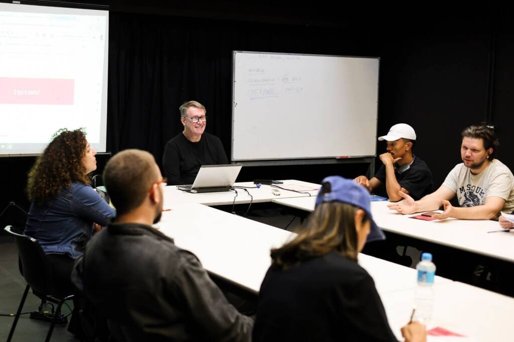 Curso “Introdução ao Teatro Contemporâneo” com Ferdinando Martins, na sede Roosevelt da SP Escola de Teatro. (21/08/2025) | Foto: Clara Silva.