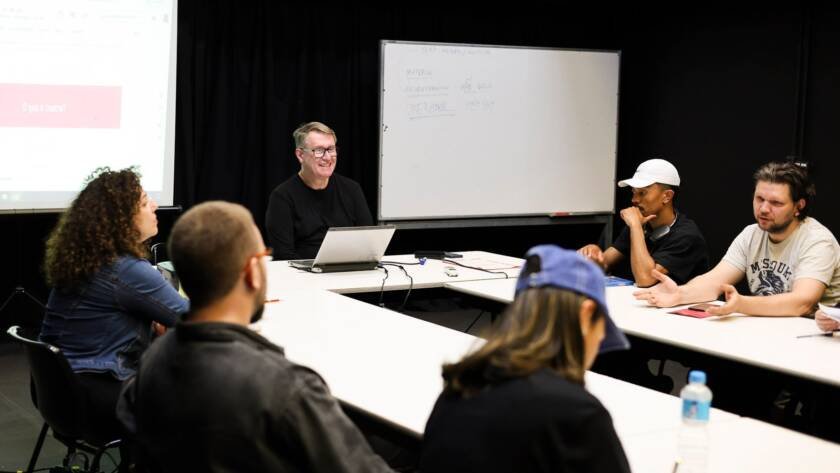 Curso “Introdução ao Teatro Contemporâneo” com Ferdinando Martins, na sede Roosevelt da SP Escola de Teatro. (21/08/2025) | Foto: Clara Silva.