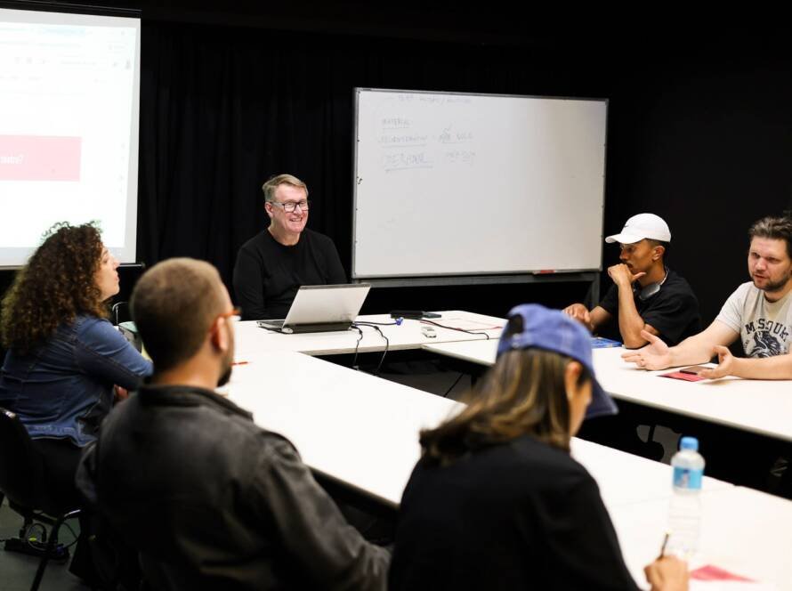 Curso “Introdução ao Teatro Contemporâneo” com Ferdinando Martins, na sede Roosevelt da SP Escola de Teatro. (21/08/2025) | Foto: Clara Silva.