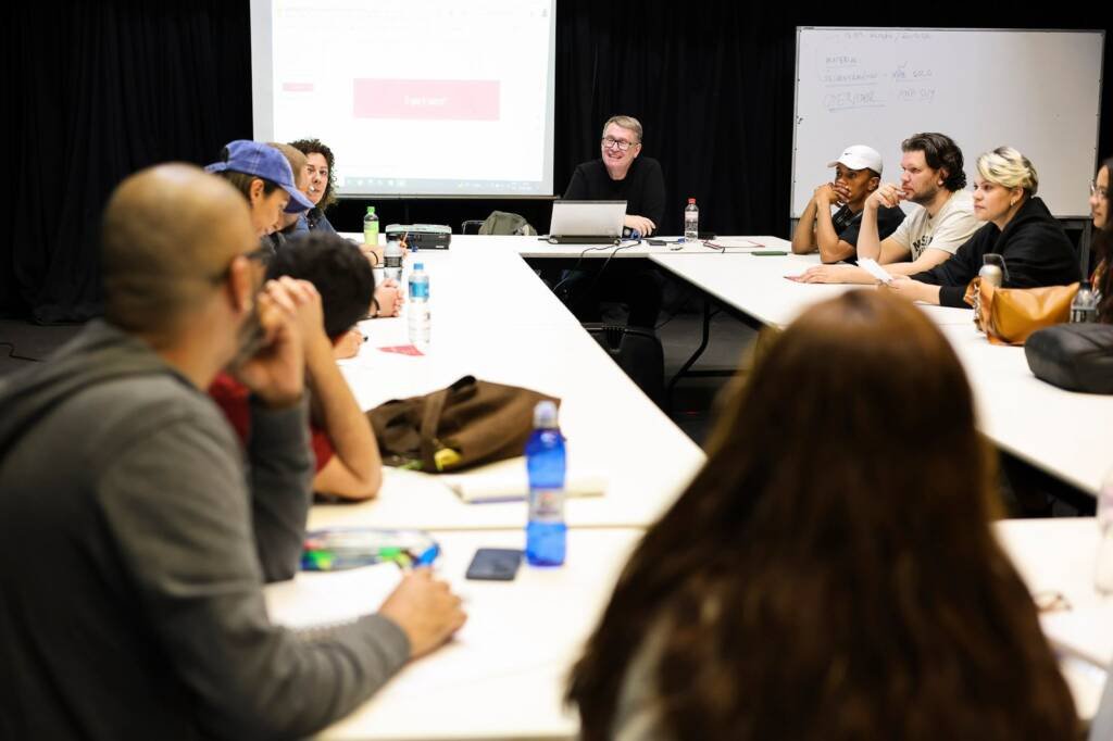 Curso “Introdução ao Teatro Contemporâneo” com Ferdinando Martins, na sede Roosevelt da SP Escola de Teatro. (21/08/2025) | Foto: Clara Silva.