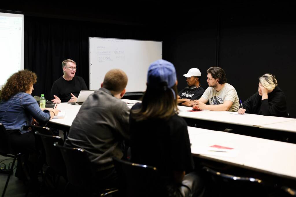 Curso “Introdução ao Teatro Contemporâneo” com Ferdinando Martins, na sede Roosevelt da SP Escola de Teatro. (21/08/2025) | Foto: Clara Silva.