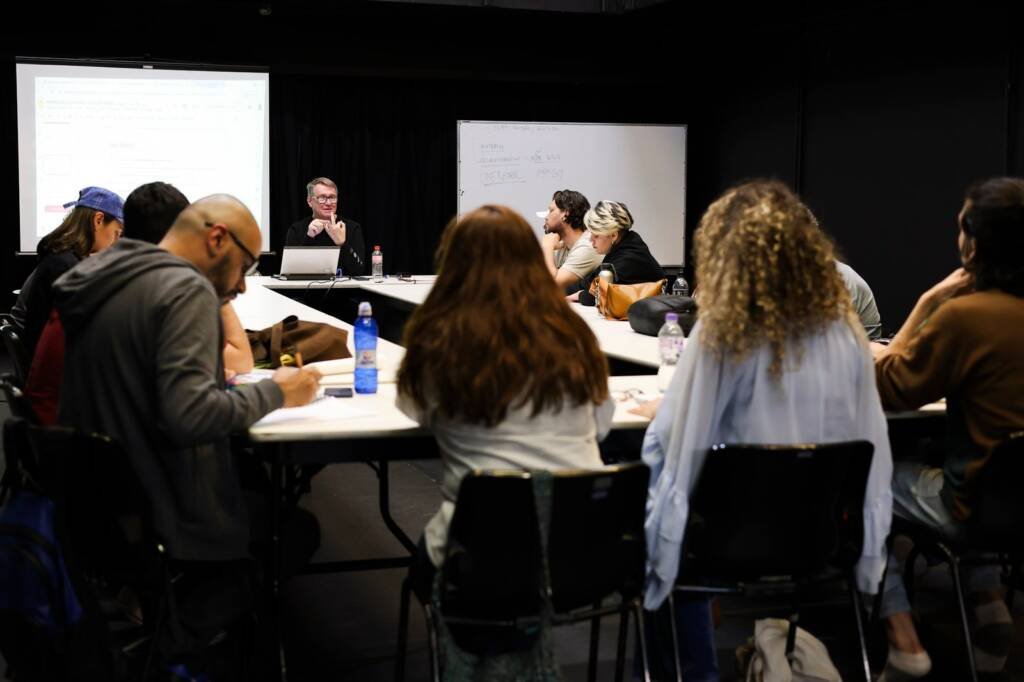 Curso “Introdução ao Teatro Contemporâneo” com Ferdinando Martins, na sede Roosevelt da SP Escola de Teatro. (21/08/2025) | Foto: Clara Silva.