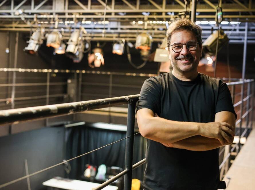 Rui Germano na sede Roosevelt da SP Escola de Teatro. (21/08/2025) | Foto: Clara Silva