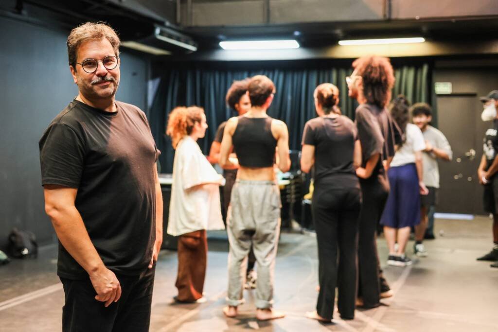 Rui Germano na sede Roosevelt da SP Escola de Teatro. (21/08/2025) | Foto: Clara Silva