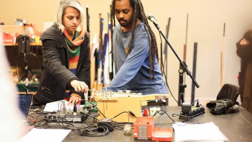 Aula de Sonoplastia na SP Escola de Teatro com Ana Vis e Jeanne Calegari. 25/09/2025. | Foto: Clara Silva