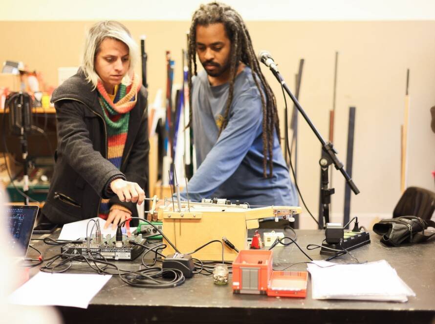 Aula de Sonoplastia na SP Escola de Teatro com Ana Vis e Jeanne Calegari. 25/09/2025. | Foto: Clara Silva