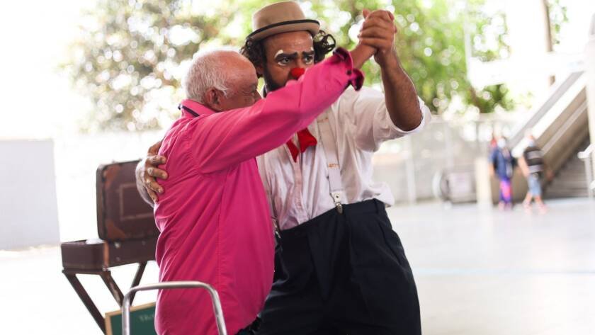 Apresentação da dupla de palhaços da Trupe DuNavô na estação Brás da CPTM. (12/09/2025) | Foto: Clara Silva