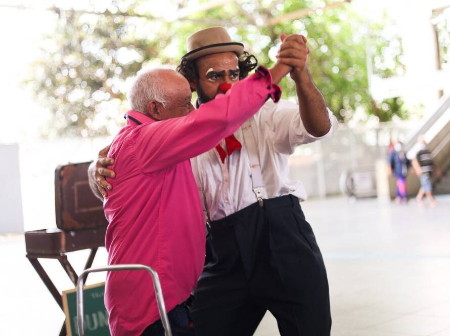 Apresentação da dupla de palhaços da Trupe DuNavô na estação Brás da CPTM. (12/09/2025) | Foto: Clara Silva