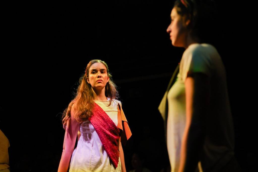 Experimento II do grupo N3 Amarelo, do segundo semestre de 2025, na SP Escola de Teatro. | Foto: Clara Silva.