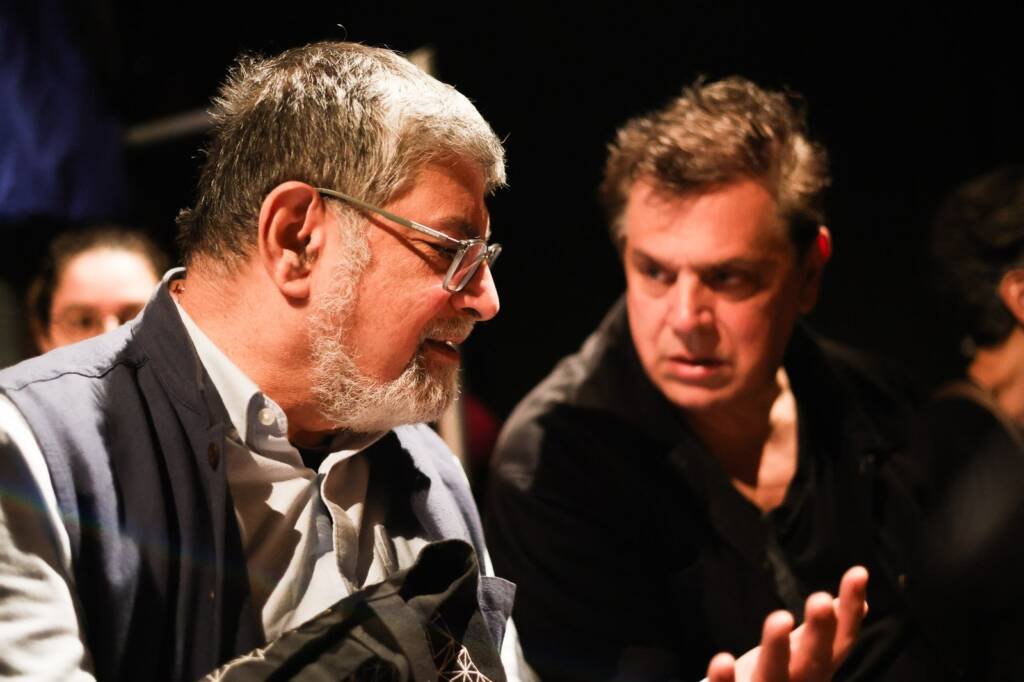 Rustom Barucha assiste aos Experimentos na Roosevelt. Outubro de 2025 | Foto: Clara Silva