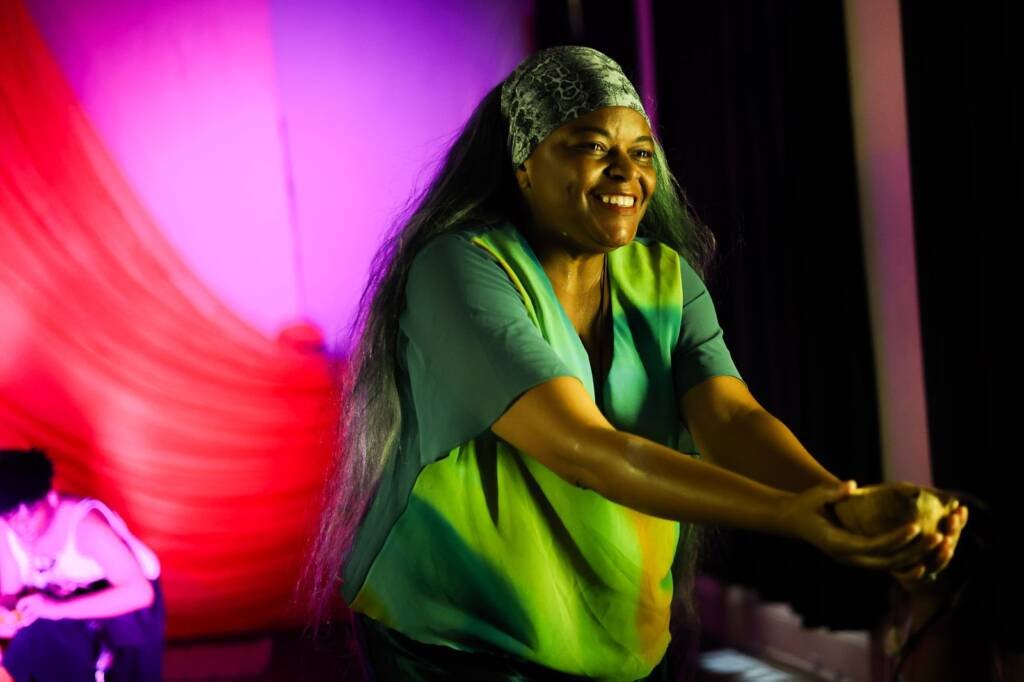 Experimento II do grupo N8 Vermelho, do segundo semestre de 2025, na SP Escola de Teatro. | Foto: Clara Silva.