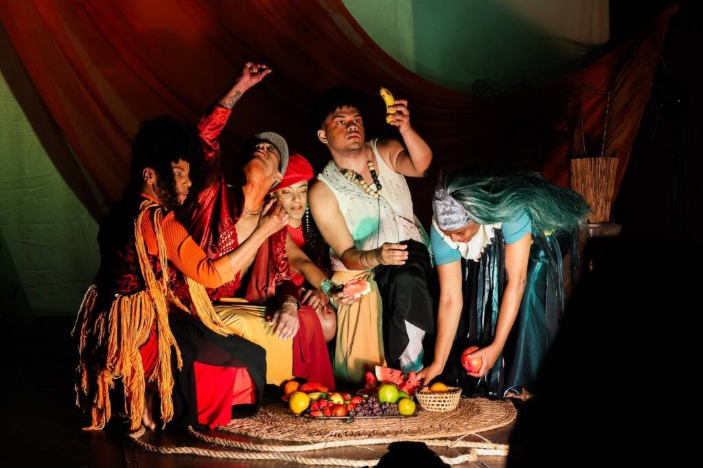 Experimento II do grupo N8 Vermelho, do segundo semestre de 2025, na SP Escola de Teatro. | Foto: Clara Silva.