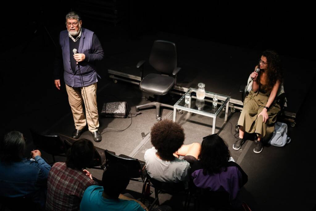 Palestra de Rustom Bharucha na SP Escola de Teatro. Outubro de 2025 | Foto: Clara Silva