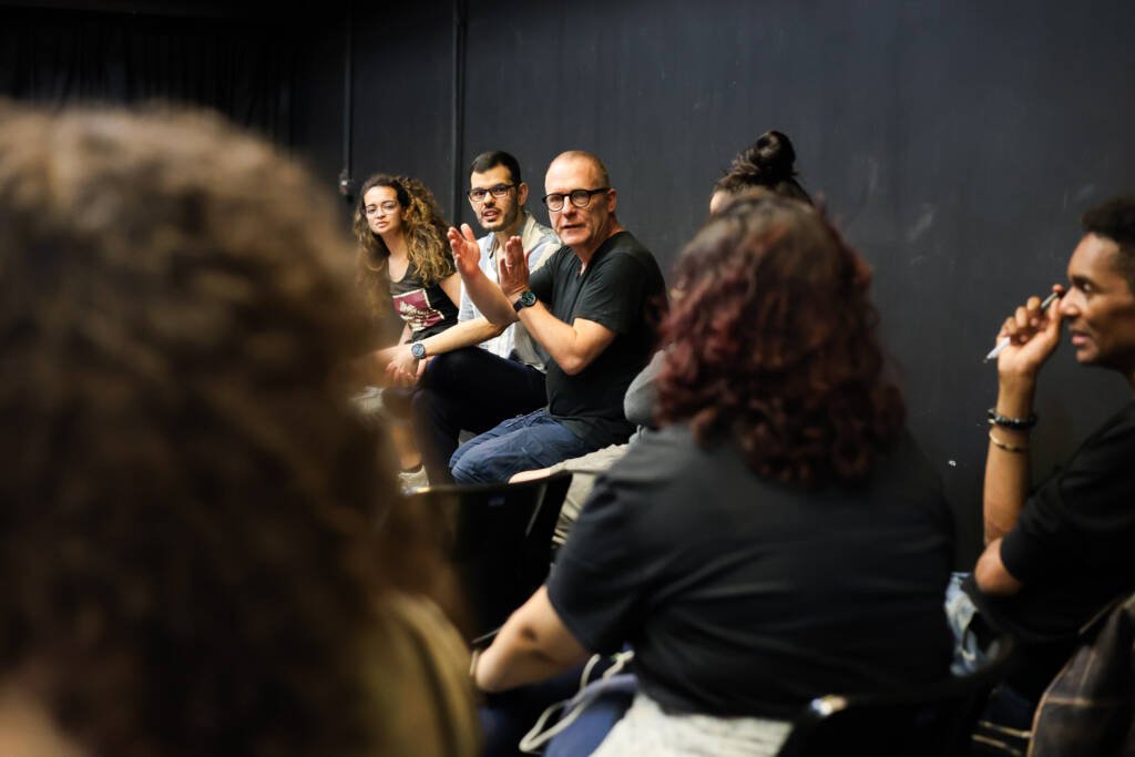 Oficina internacional gratuita “A arte da ação”, ministrada pelo artista alemão Robert Schuster. (12/11/2025). | Foto: Clara Silva