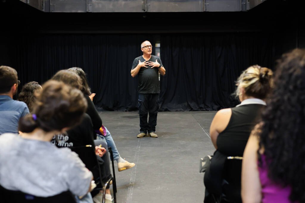 Oficina internacional gratuita “A arte da ação”, ministrada pelo artista alemão Robert Schuster. (12/11/2025). | Foto: Clara Silva