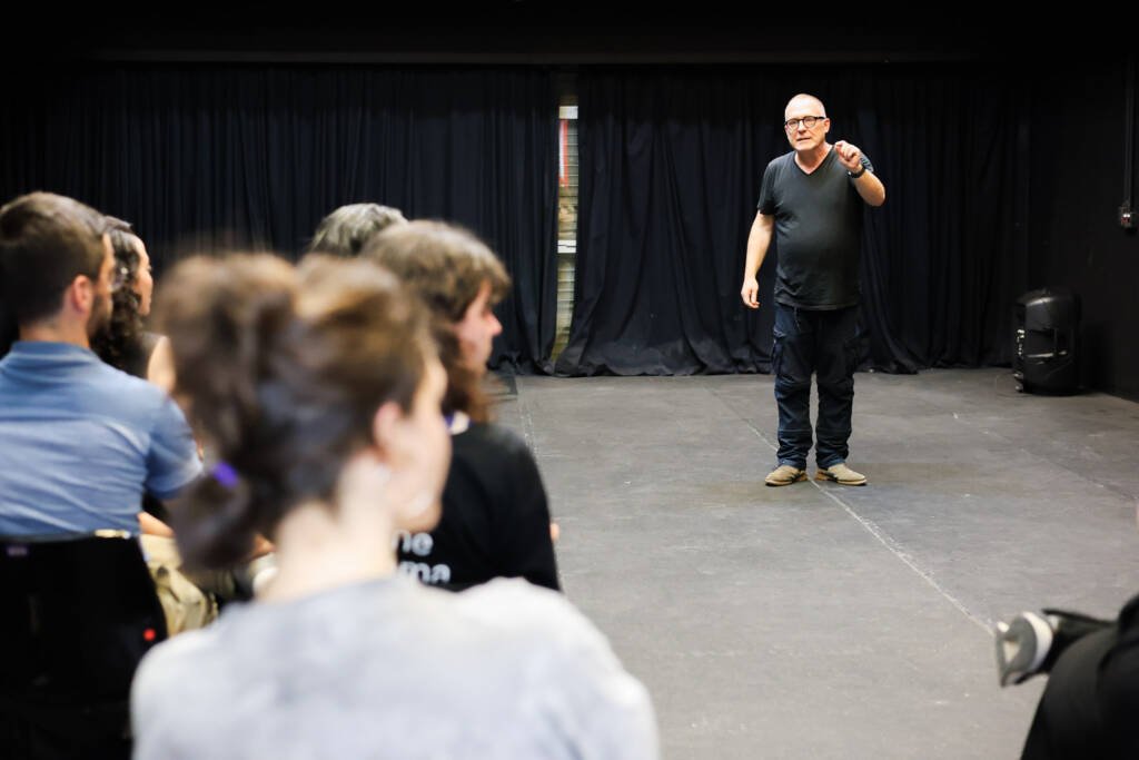 Oficina internacional gratuita “A arte da ação”, ministrada pelo artista alemão Robert Schuster. (12/11/2025). | Foto: Clara Silva