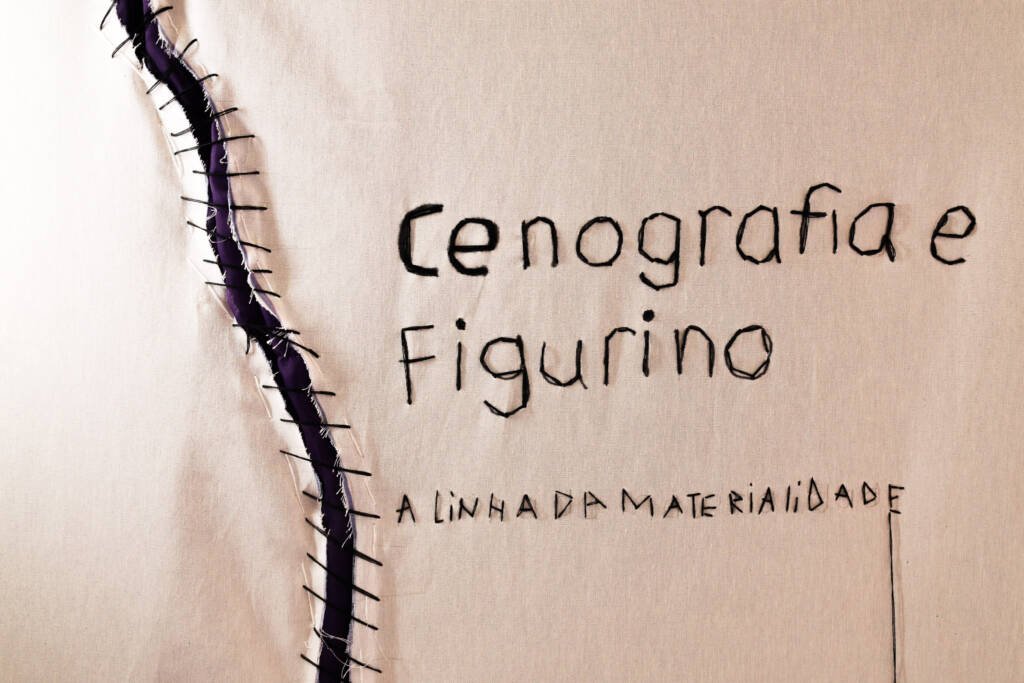 Exposição "A Linha da Materialidade" dos estudantes do curso regular de Cenografia e Figurino. (25/11/2025). | Foto: Clara Silva.