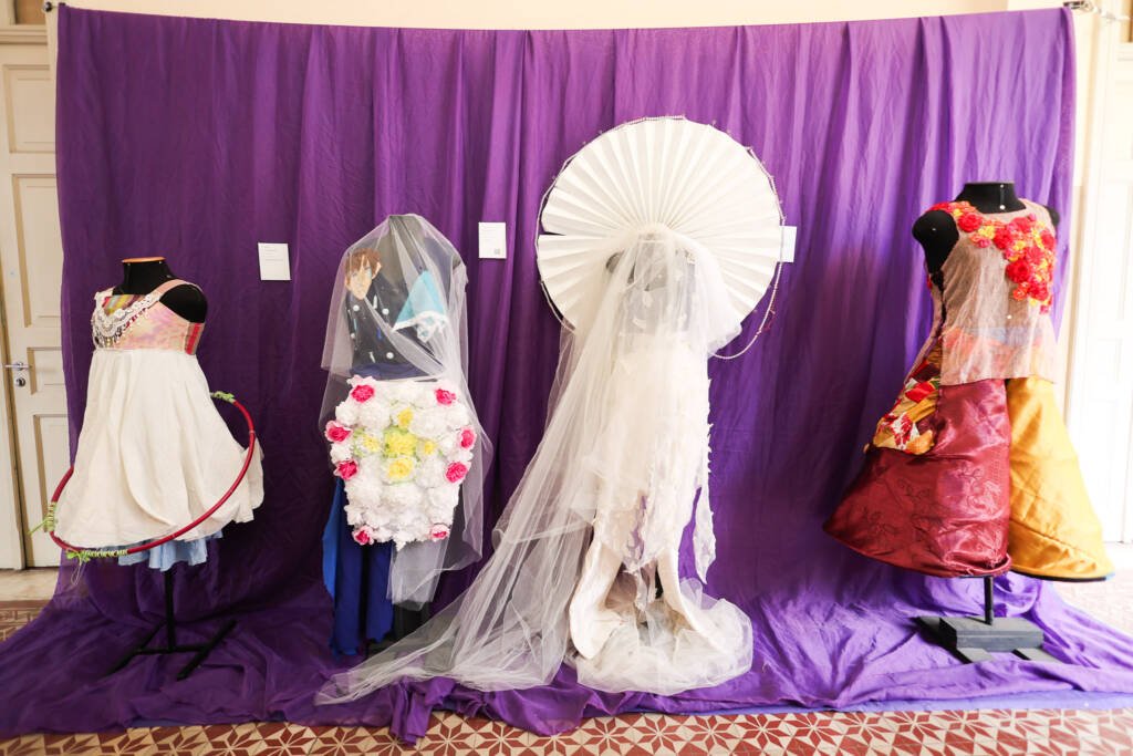 Exposição "A Linha da Materialidade" dos estudantes do curso regular de Cenografia e Figurino. (25/11/2025). | Foto: Clara Silva.