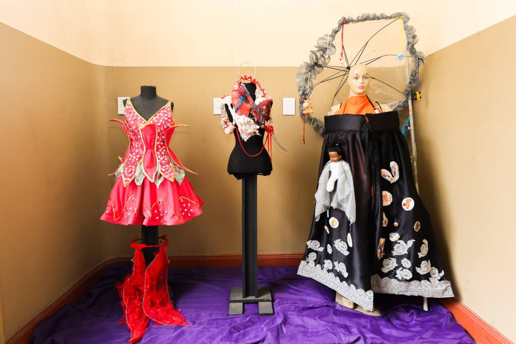 Exposição "A Linha da Materialidade" dos estudantes do curso regular de Cenografia e Figurino. (25/11/2025). | Foto: Clara Silva.