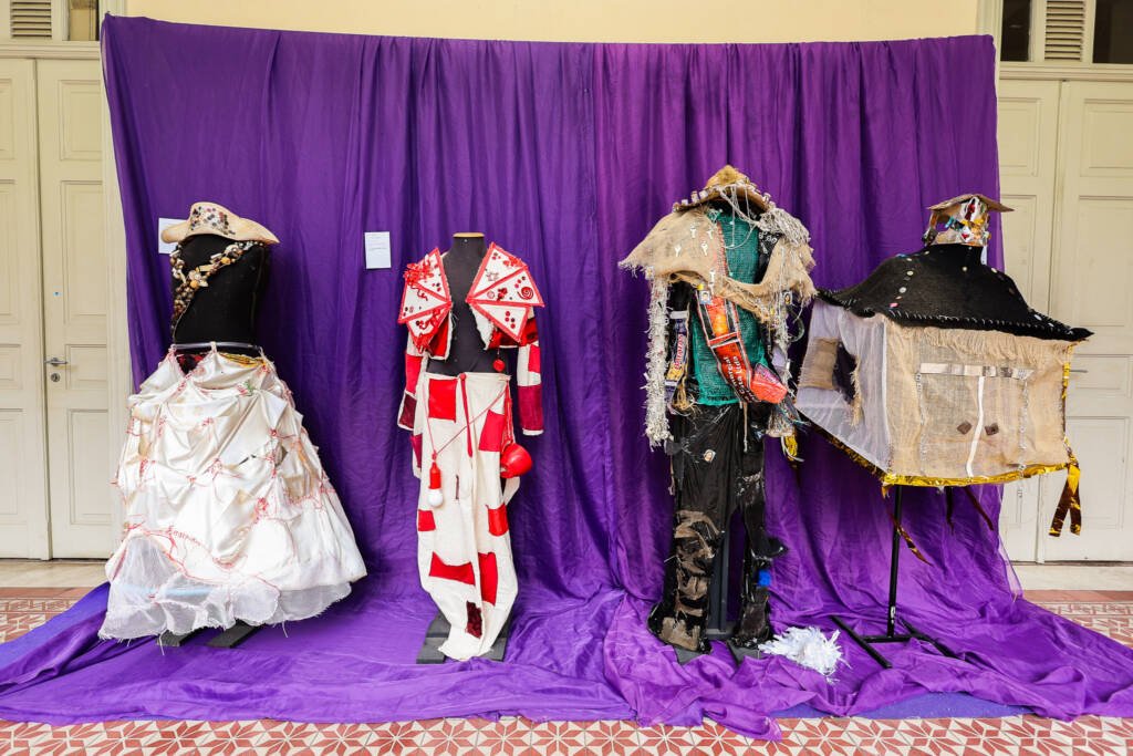 Exposição "A Linha da Materialidade" dos estudantes do curso regular de Cenografia e Figurino. (25/11/2025). | Foto: Clara Silva.