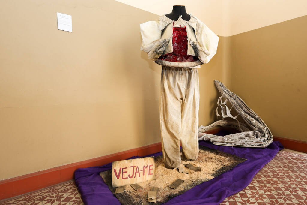 Exposição "A Linha da Materialidade" dos estudantes do curso regular de Cenografia e Figurino. (25/11/2025). | Foto: Clara Silva.