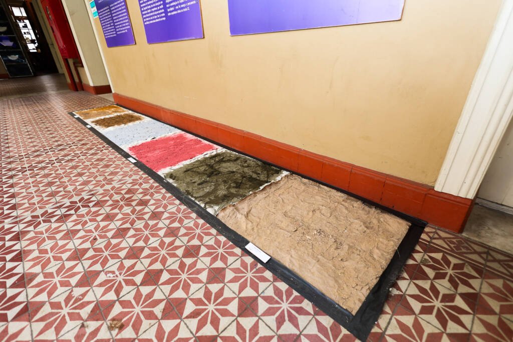 Exposição "A Linha da Materialidade" dos estudantes do curso regular de Cenografia e Figurino. (25/11/2025). | Foto: Clara Silva.