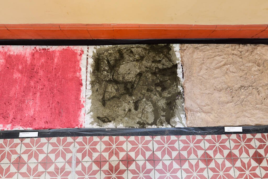 Exposição "A Linha da Materialidade" dos estudantes do curso regular de Cenografia e Figurino. (25/11/2025). | Foto: Clara Silva.