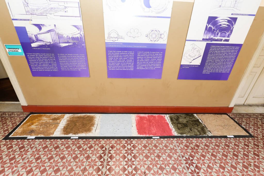 Exposição "A Linha da Materialidade" dos estudantes do curso regular de Cenografia e Figurino. (25/11/2025). | Foto: Clara Silva.