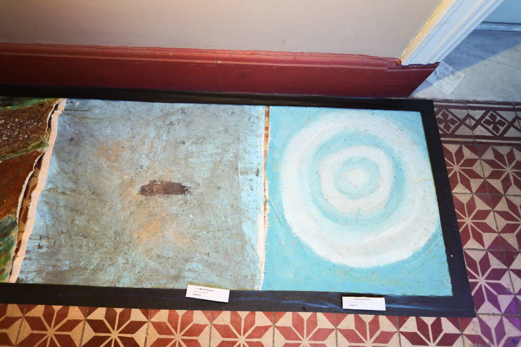 Exposição "A Linha da Materialidade" dos estudantes do curso regular de Cenografia e Figurino. (25/11/2025). | Foto: Clara Silva.