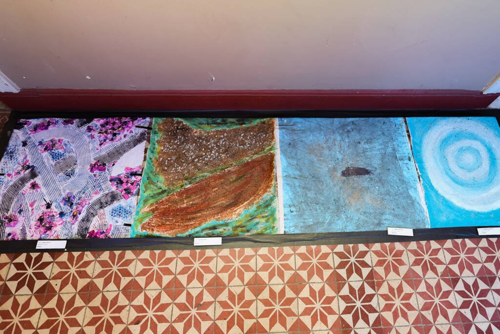 Exposição "A Linha da Materialidade" dos estudantes do curso regular de Cenografia e Figurino. (25/11/2025). | Foto: Clara Silva.