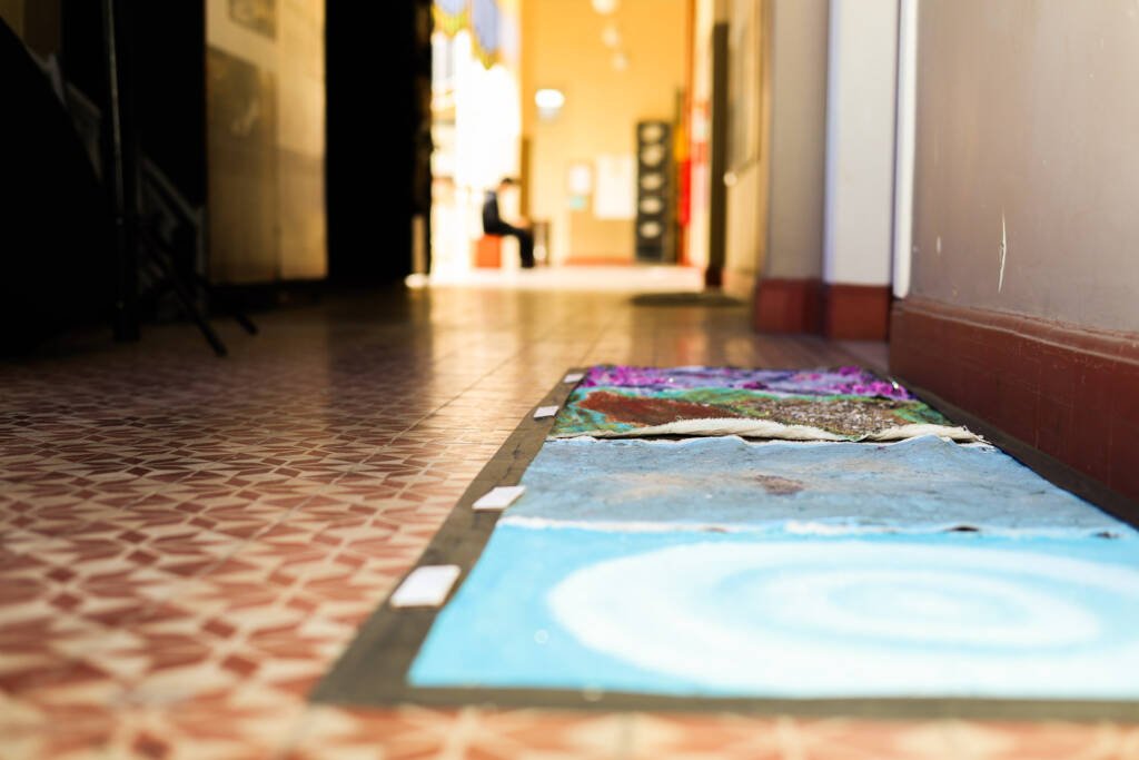 Exposição "A Linha da Materialidade" dos estudantes do curso regular de Cenografia e Figurino. (25/11/2025). | Foto: Clara Silva.